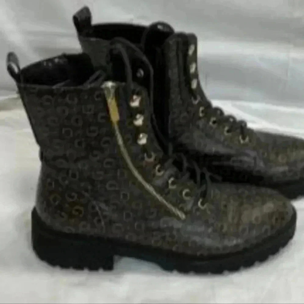 > Guess Women's wglocate-m brown logo print lace up ankle boots 9.5M